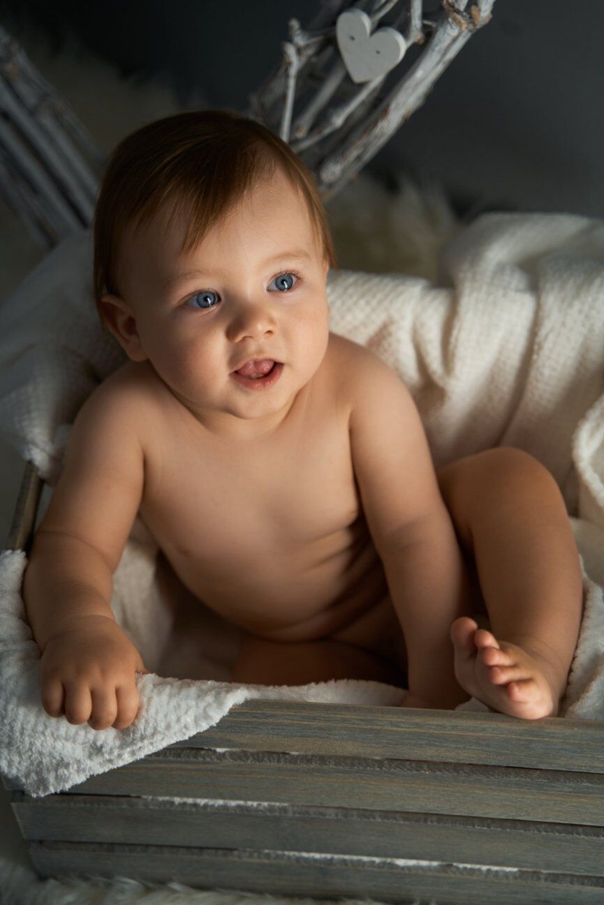 Bambino che sorride sul set in studio