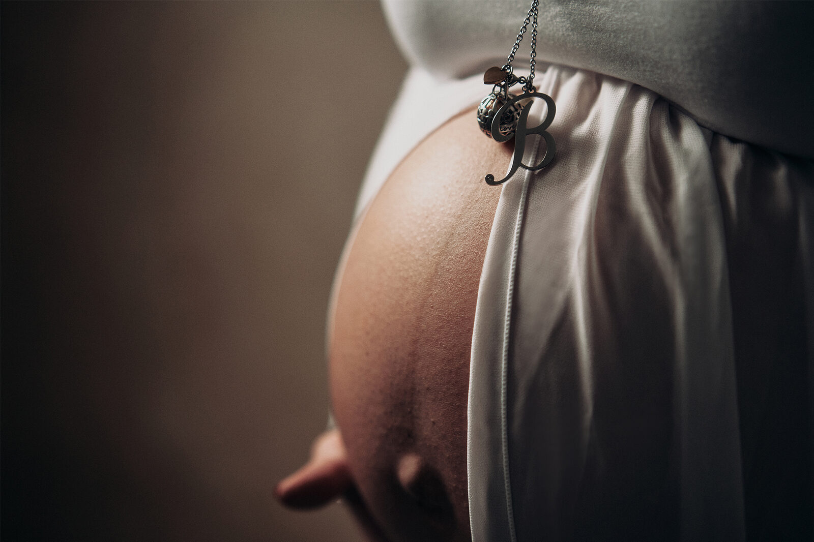 Studio photo session maternity: futura mamma nello studio BIG a Magnago