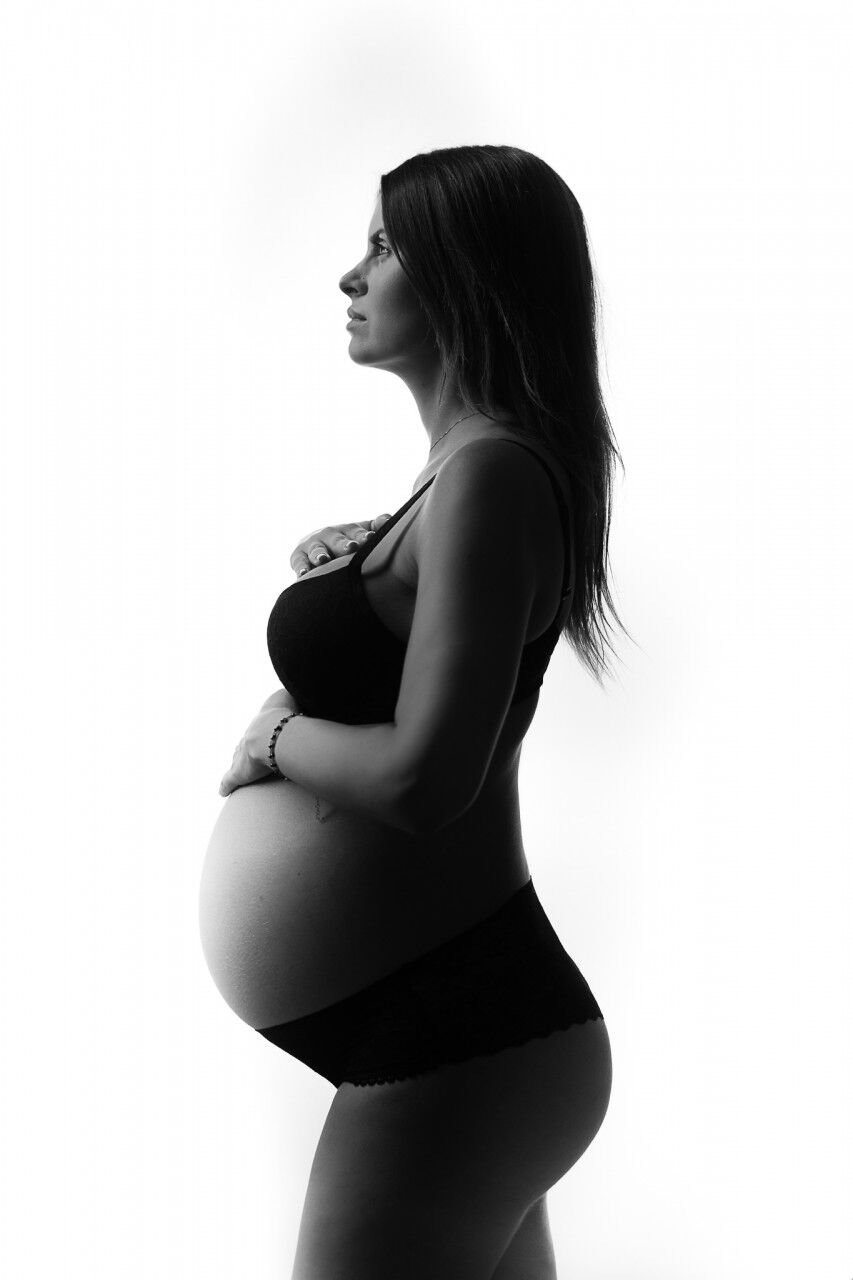 Servizio fotografico gravidanza in studio: profilo di una futura mamma in bianco e nero, BIG Photography Busto Arsizio