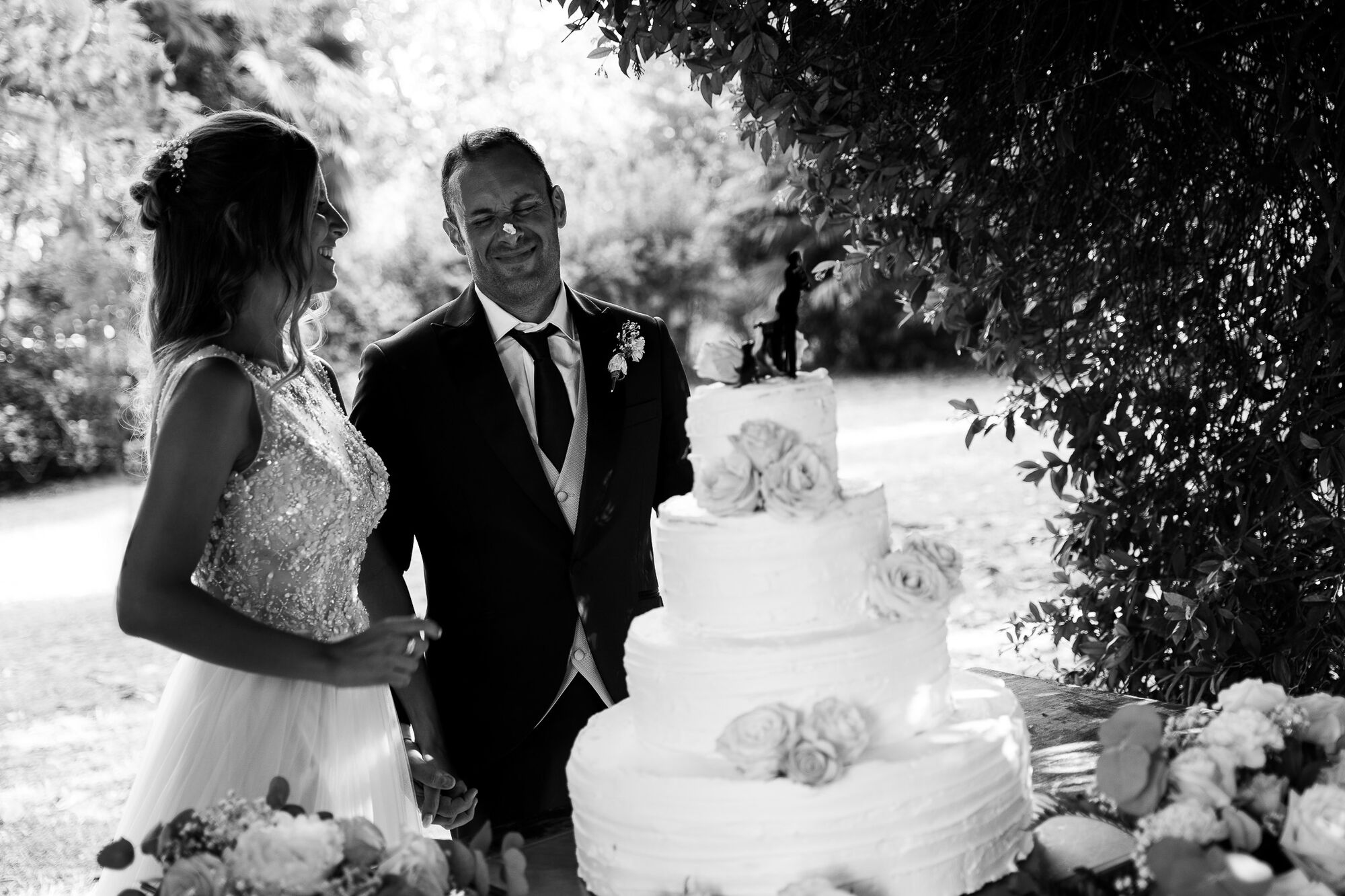 Il taglio della torta al ricevimento, in bianco e nero