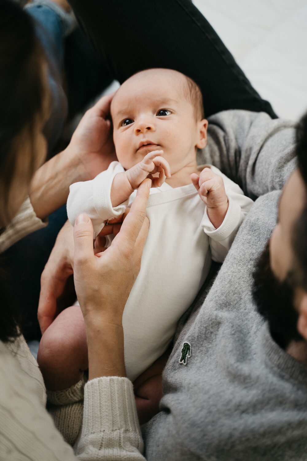 Neonato tra le braccia del papà, servizio newborn a domicilio